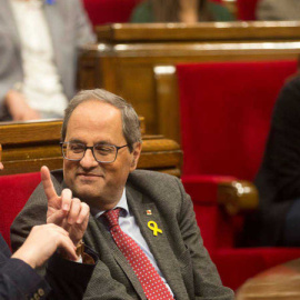Quim Torra habla con Pere Aragonés (ERC) en el Parlament, donde se ve al fondo a Inés Arrimadas EFE/ QUIQUE GARCIA