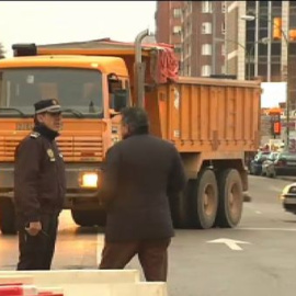 Llega la calma a Gamonal con el camión que tapará la zanja