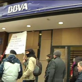 Vecinos del barrio burgalés del Gamonal protestan frente a los bancos para pedir la absolución de los detenidos