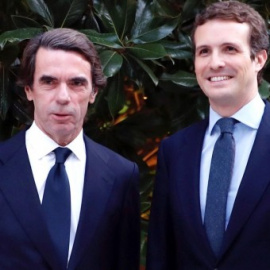 El expresidente del Gobierno José María Aznar, acompañado por el presidente del PP, Pablo Casado, a su llegada a la presentación de su libro 'El futuro es hoy', en Madrid. EFE/Javier Lopez
