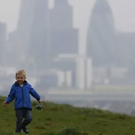 Un niño juega en un parque de Londres. REUTERS/Luke MacGregor