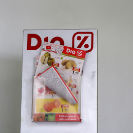 Un expositor con un catálogo de ofertas en un supermercado deDia en Madrid. REUTERS/Andrea Comas