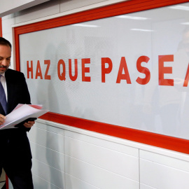 El coordinador de campaña del PSOE, José Luis Ábalos, tras la reunión del Comité Electoral que se ha reunido en la sede del partido en la madrileña calle de Ferraz. EFE/Chema Moya