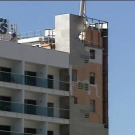 Las rachas de viento en Canarias provocan daños en un colegio y en un hotel