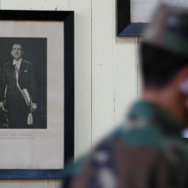 Una fotografía del expresidente chileno Eduardo Frei Montalva expuesta en un colegio. / REUTERS - RODRIGO GARRIDO