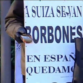 Pancarta contra la monarquía: "A Suiza se van Borbones"