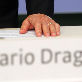 Detalle de la mano del presidente del BCE Mario Draghi en la rueda de prensta tras la última reunión del Consejo de Gobierno de la entidad, en Fráncfort. REUTERS/Kai Pfaffenbach