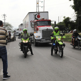 Agentes de la policía colombiana escoltan camiones de la ayuda humanitaria internacional para Venezuela. / REUTERS - LUISA GONZALEZ