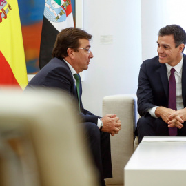El presidente del Gobierno Pedro Sánchez, junto al presidente de la Junta de Extremadura, Guillermo Fernández Vara, en el Palacio de la Moncloa. EFE/ Emilio Naranjo