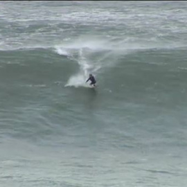 Los surferos más expertos se aprovechan de las olas de más de 8 metros en San Sebastián