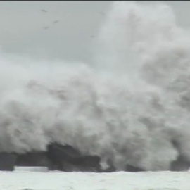 Las olas castigan la cornisa cantábrica
