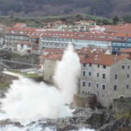 El mar golpea con fuerza la costa asturiana