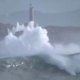 La cornisa cantábrica en alerta naranja por vientos y olas