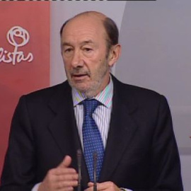 Rubalcaba a Rajoy: "Hable y explíquenos este asunto de la financiación ilegal del PP"