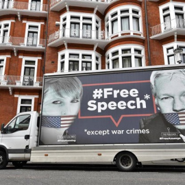 Camión con una imagen de Julian Assange en Londres. | EUROPA PRESS