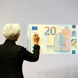 La presidenta del Banco Central Europeo, Christine Lagarde, firma el billete de veinte euros.