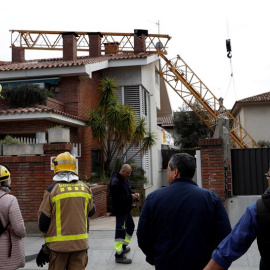 10/02/2019.- Bomberos en las inmediaciones del lugar en el que un operario ha fallecido y otro ha resultado herido menos grave al caer este domingo una grúa de construcción sobre un edificio en Sant Just Desvern (Barcelona). EFE/Toni Albir