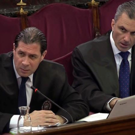 Captura de la señal institucional del Tribunal Supremo, del secretario general de Vox, Javier Ortega Smith (d), y el vicesecretario jurídico de Vox, Pedro Fernández (i), durante la sesión del juicio al procés. /EFE