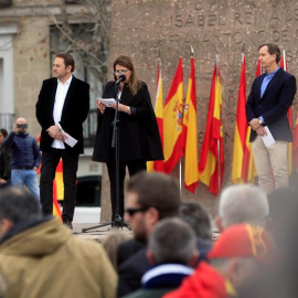 Los periodistas Carlos Cuesta (d), María Claver (c) y Albert Castillón (i) han leído un manifiesto durante la concentración convocada por PP, Ciudadanos y VOX este domingo en la plaza de Colón de Madrid, en protesta por el diálogo de Pedro Sánchez 