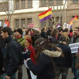 Cientos de republicanos reciben a la Infanta en los Juzgados de Palma