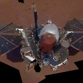 El sismómetro y su cubierta, tal como llegaron a Marte, se observan en este  autorretrato del módulo de aterrizaje Insight./JPL/NASA