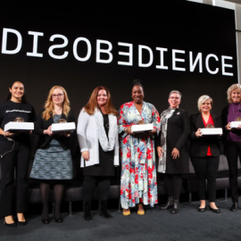 Beth Anne McLaughling (tercera por la izquierda) recibe el Premio MIT a la desobediencia por su labor contra el acoso sexual, junto a otras abanderadas del movimiento #MeToo