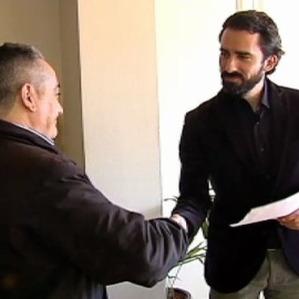 El Ayuntamiento de Barcelona estudia indultar al jubilado sancionado por pegar carteles en la calle