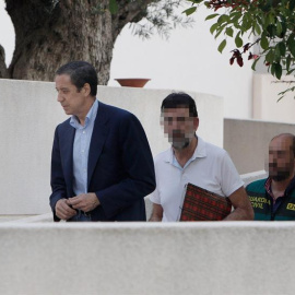 El expresidente de la Generalitat Valenciana y exministro de Trabajo, Eduardo Zaplana, a su llegada a su chalé de Benidorm (Alicante) acompañado por agentes de la UCO de la Guardia Civil. - EFE