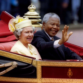 El presidente sudafricano Nelson Mandela acompañado por la reina Isabel II de Gran Bretaña en un paseo en carruaje hacia un almuerzo en el Palacio de Buckingham durante su visita de estado, en Londres
