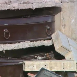 El viento tumba 120 nichos del cementerio de Bobes (Asturias)