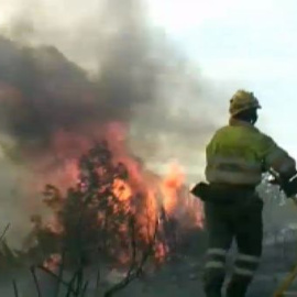 Los bomberos refrescan la zona de Segobre para evitar que el incendio se reavive