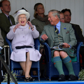 Fotografía de septiembre de2012, de la reina Isabel II y el príncipe Carlos, animando a los participantes en una carrera de sacos en los tradicionales juegos de Braemar Gathering, enEscocia. REUTERS/Russell Cheyne