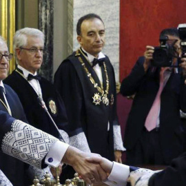 El presidente del Consejo General del Poder Judicial, Carlos Lesmes, saluda al teniente fiscal Luis Navajas, en presencia del juez Manuel Marchena (al fondo en el centro). EFE