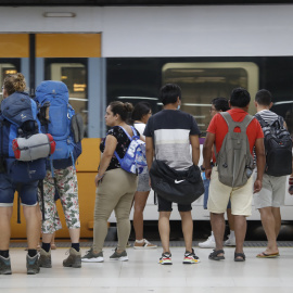 9/9/22 Los viajeros aguardan la salida de su tren en uno de los andenes de la Estación de Barcelona-Sans, a 9 de septiembre de 2022.