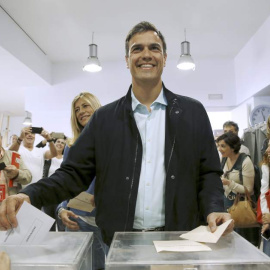 Pedro Sánchez, líder del PSOE, votando en una imagen de archivo. / EFE - SERGIO BARRENECHEA