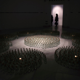 Dos personas observan una de las obras de la exposición "Mira desde mis ojos", que se puede visitar en el Palacete del Embarcadero de Santander, para sentir lo que las víctimas de violencia machista padecen. EFE/Pedro Puente Hoyos