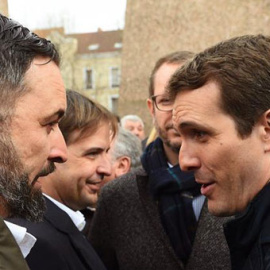 El líder de Vox, Santiago Abascal, con el del PP, Pablo Casado (a la derecha). / EFE