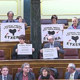 Los diputados de Amaiur exhiben en el hemiciclo carteles a favor del acercamiento de presos de ETA