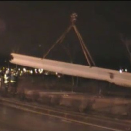 El viento echa abajo en Madrid un obelisco de acero de más de 30 toneladas