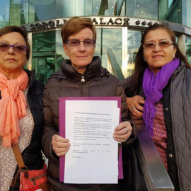 Representantes de asociaciones feministas ante el hotel donde iba a celebrase la jornada informativa sobre vientres de alquiler. (EP)