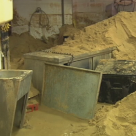 Cuatro días para sacar la arena que el temporal ha llevado al interior de un restaurante