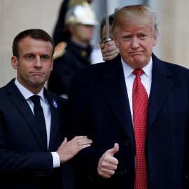 El presidente de Francia, Emmanuel Macron da la bienvenida Donald Trump, presidente de EEUU. (VICENT KESSLER/REUTERS)