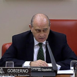 El ministro del Interior reconoce el uso de "material antidisturbios" para reprimir la avalancha de inmigrantes en Ceuta