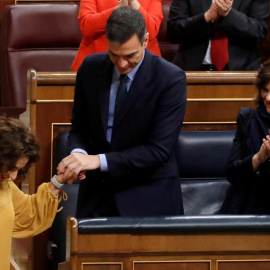13/02/2019.- La ministra de Hacienda, María Jesús Montero (i), es felicitada por el presidente del Gobierno, Pedro Sánchez, y la vicepresidenta, Carmen Calvo, tras su intervención en la segunda jornada del debate de las enmiendas a la totalidad del pr