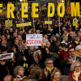 Manifestación en apoyo de los políticos independentistas tras la primera sesión del juicio al 'procés' en el Tribunal Supremo. (ALBERT GEA | EFE)