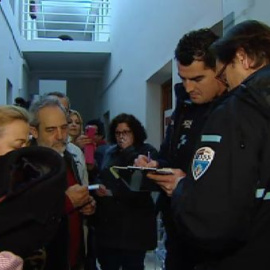 Los vecinos de Alcázar de San Juan se encierran en el Ayuntamiento contra la privatización del agua