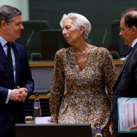 El ministro de Finanzas irlandés y presidente del Eurogrupo, Paschal Donohoe, y la presidenta del Banco Central Europeo, Christine Lagarde, asisten a la reunión de ministros de finanzas de la eurozona en Bruselas, el 11 de julio de 2022.