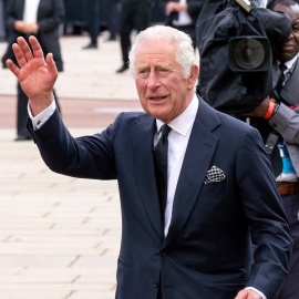 10/09/2022 El rey Carlos III saluda a su paso por el palacio de Buckingham, en Londres