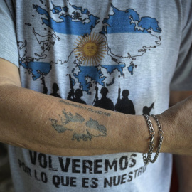 Un veterano de la guerra de las Malvinas argentinas muestra su brazo tatuado en el que se puede leer "Prohibido olvidar", en Pilar, provincia de Buenos Aires, a 7 de marzo. 2022.