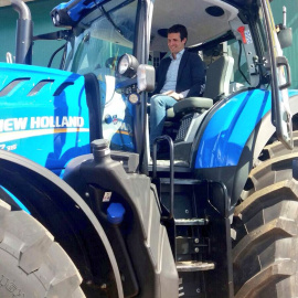 El líder del PP, Pablo Casado, subido a un tractor en una imagen de archivo. | Twitter